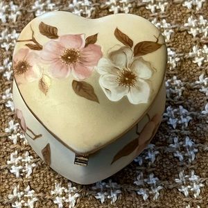 Heart shaped porcelain trinket box Victorian GardenHummelwerks “Dogwood”